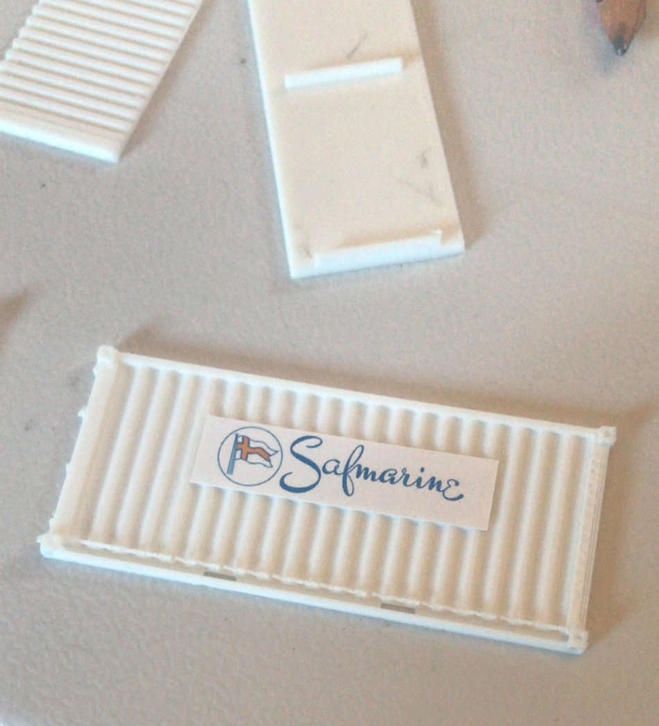 HO Scale 20ft Container Kit with open doors