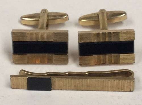 Gold tone cufflinks & tiepin. (Please no bobpay whatsoever)