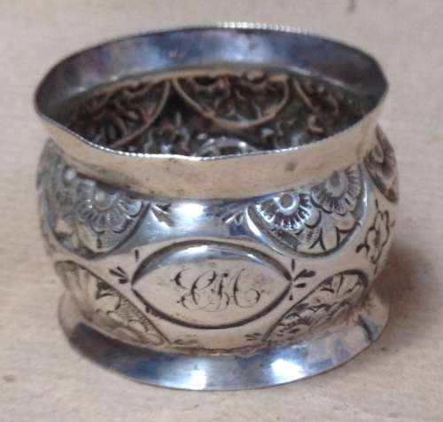 Hallmarked sterling silver napkin ring 18 grams. Postage R65.00