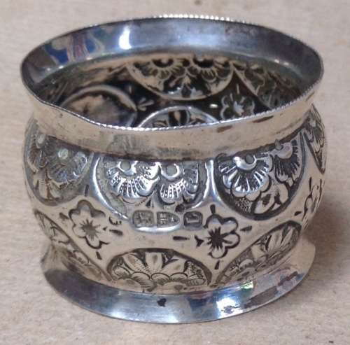 Hallmarked sterling silver napkin ring 18 grams. Postage R65.00