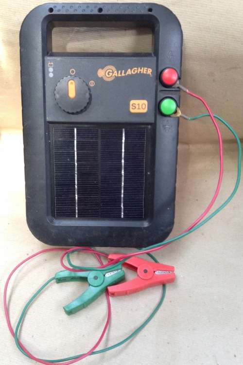 Gallagher S10 solar powered electric fence unit.....working....no mistake