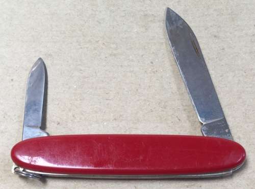 Shell badge on Victorinox two blade knife