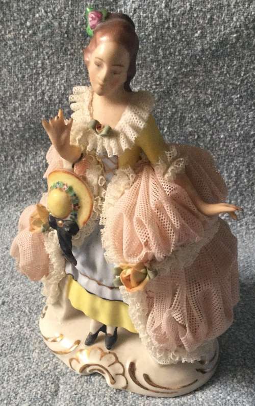 Dresden figurine having the expected losses to lace