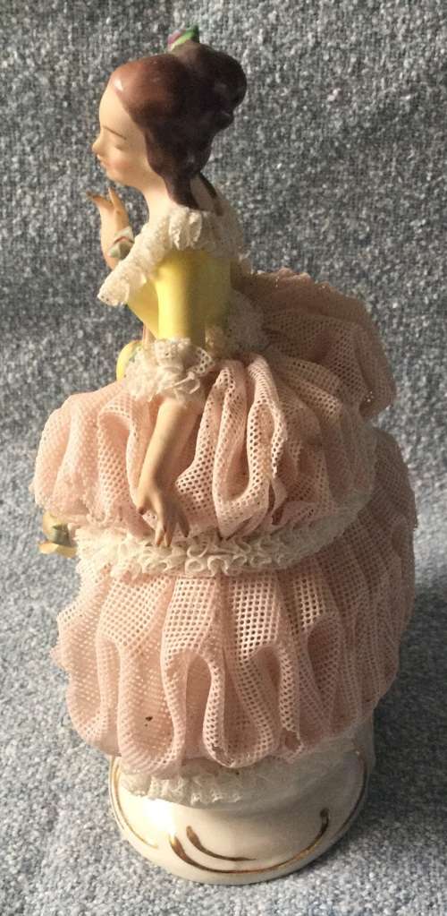 Dresden figurine having the expected losses to lace