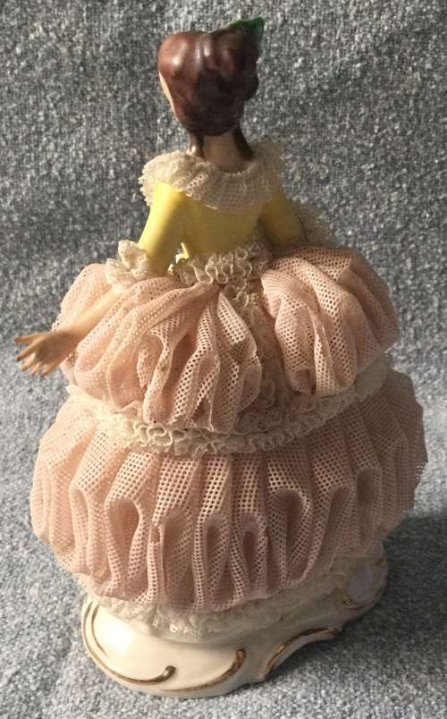 Dresden figurine having the expected losses to lace