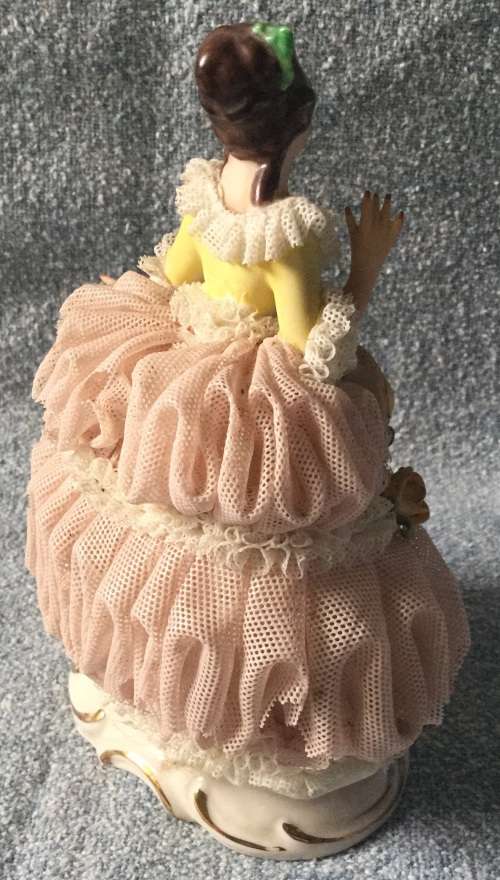 Dresden figurine having the expected losses to lace