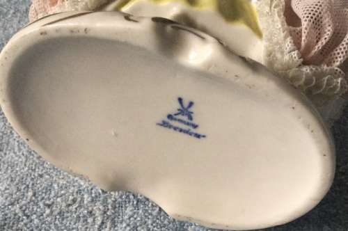 Dresden figurine having the expected losses to lace