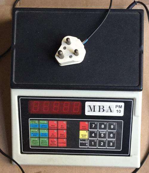 MBA PM 10 postal scale. As per pic lights up. Not sure how it works