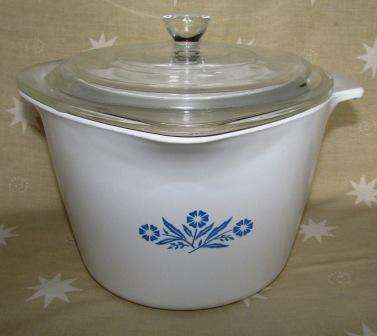 Retro Corningware 2 quart dish with lid.  Made in U.S.A. Approx. 22 x 22 x 18cm h