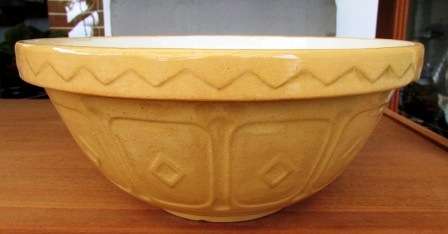 Vintage "Mason &Cash Cane mixing bowl. Made in England. Approx. 26 x 11.5 cm H