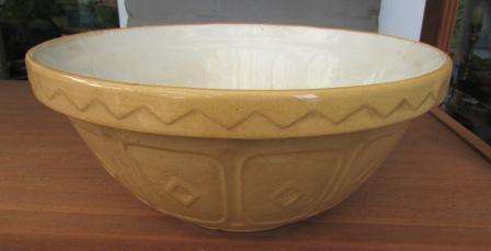 Vintage "Mason &Cash Cane mixing bowl. Made in England. Approx. 26 x 11.5 cm H