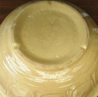 Vintage "Mason &Cash Cane mixing bowl. Made in England. Approx. 26 x 11.5 cm H