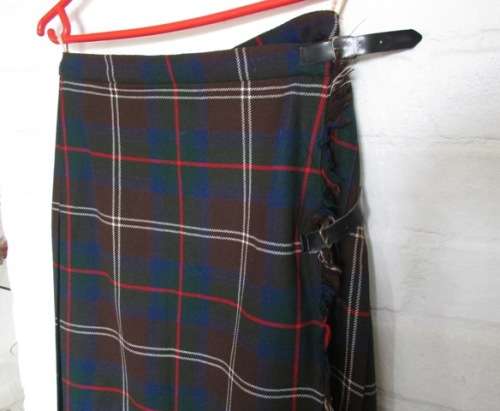 Tartan Kilt 'CLAN LAIRD" Made in Scotland. Vintage. Hips 40 inches x Length 101 cms. STUNNING