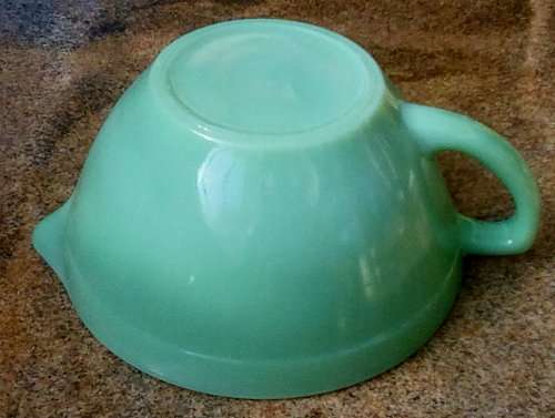 Jadeite Milk Glass  Fireking green USA mixing bowl / jug with pouring spout / tip L 24 x H 10 cms