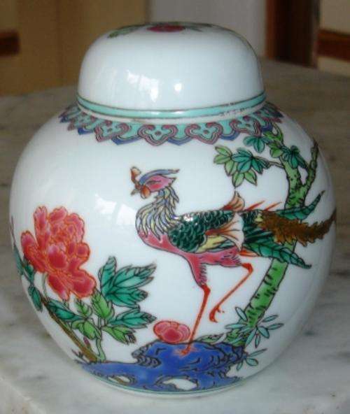 Vintage Chinese porcelain ginger jar with lid. Approx. 11cmd x 11.5h
