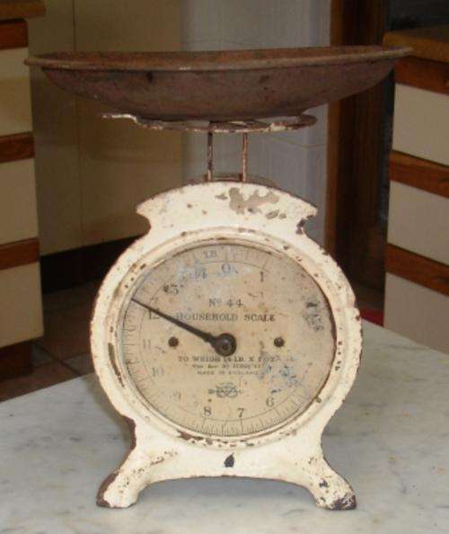 Vintage household scale No.44.Made in England. Approx. 26cmh x 22d