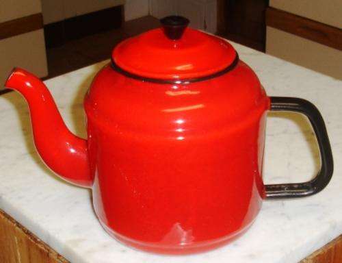 Red enamel te pot.Approx. 30cml x 18h