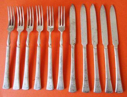Retro EPNS fruit knives & forks(1 knife missing)(NB>age appropriate wear)