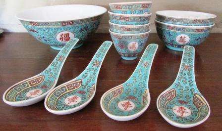 Retro Chinese Eating Set. 1x Large Bowl  ( 18 x 8 cm H), 2x Medium Bowls, 4x Small Bowls, 4x Spoons