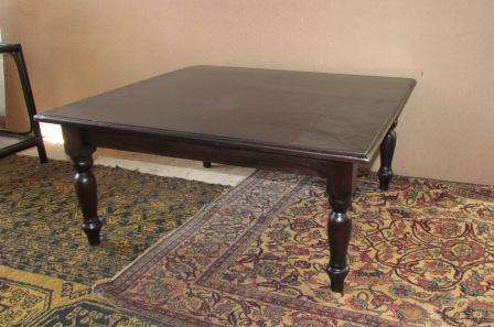 Oak, stained coffee table Approx. 90 x 90 x 42cmh