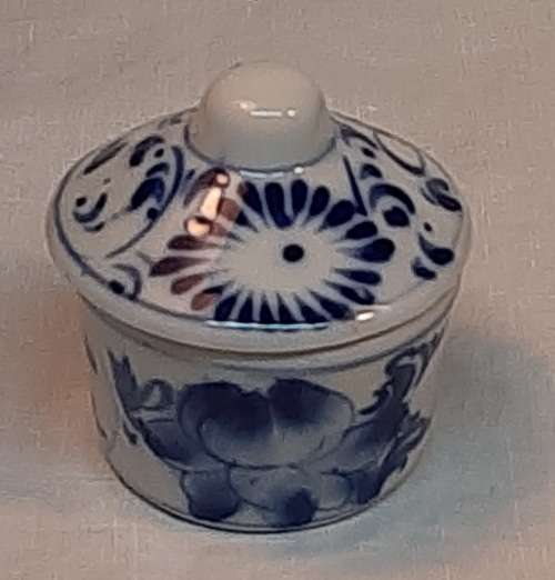 Blue and white lidded Trinket / Pill box Approximately H 6 x D 5.5