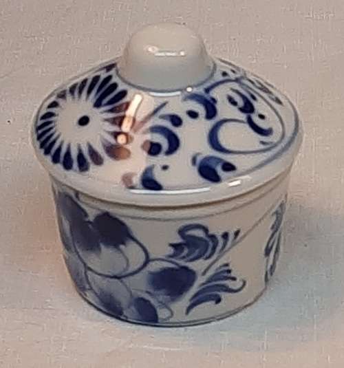 Blue and white lidded Trinket / Pill box Approximately H 6 x D 5.5
