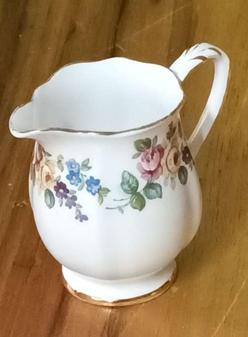 Royal Standard Fine Bone China JUG England Vintage app. L 9 x W 6 x H 8 cms