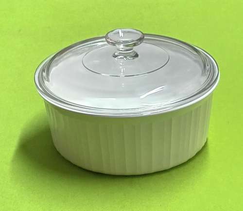 Corningware `French White` lidded F-1-B 2.5 liter USA app. D22 X H13 high
