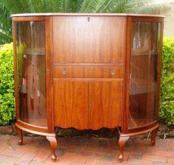 Exceptional price for this stunning Walnut drinks cabinet with curved display units on each side