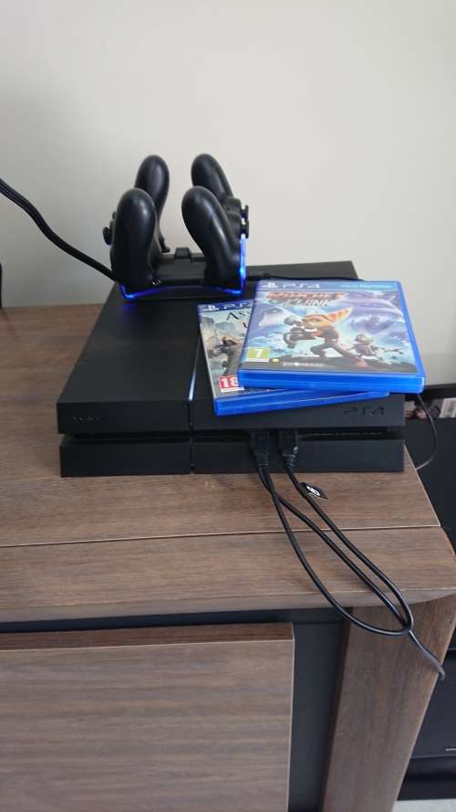 Playstation 4 500GB + 2 controllers + controller charging station +