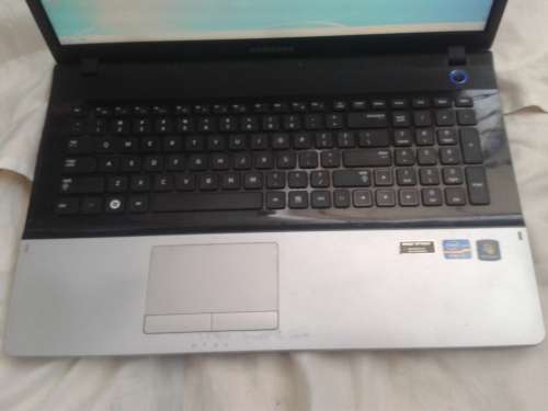 SAMSUNG NP300E7A  CORE i5 2.4ghzs,8GB RAM, 640GB HDD ,DVDRW, Windows 7 pro