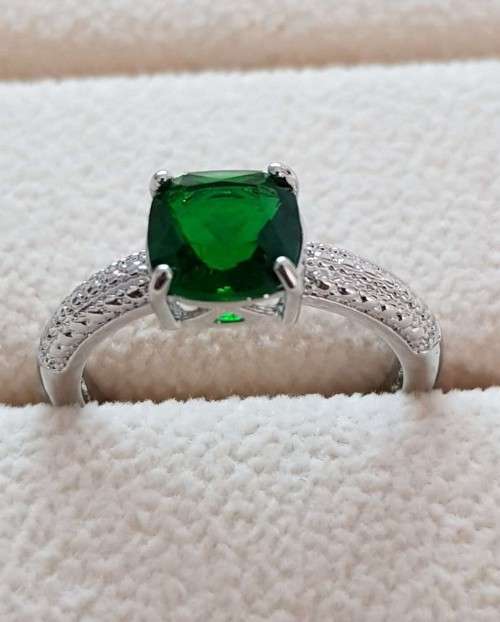 Eve Lurent Green Crystal Sapphire Gem Ring
