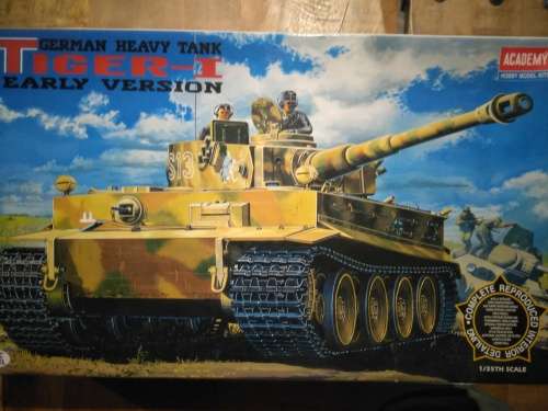 WW 2 TIGER 1 HEAVY TANK 1/35 and soldiers