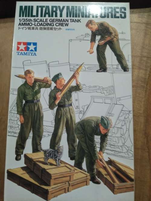 WW 2 TIGER 1 HEAVY TANK 1/35 and soldiers