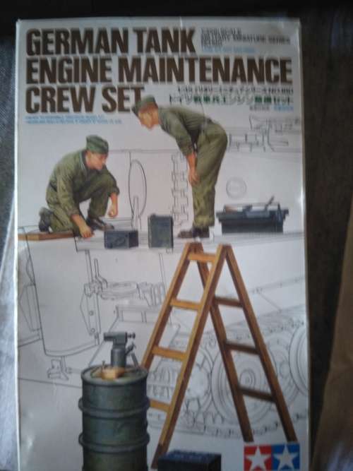 WW 2 TIGER 1 HEAVY TANK 1/35 and soldiers