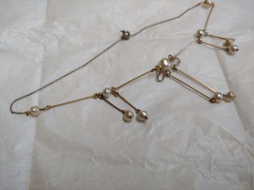 Pearl and gold chocker