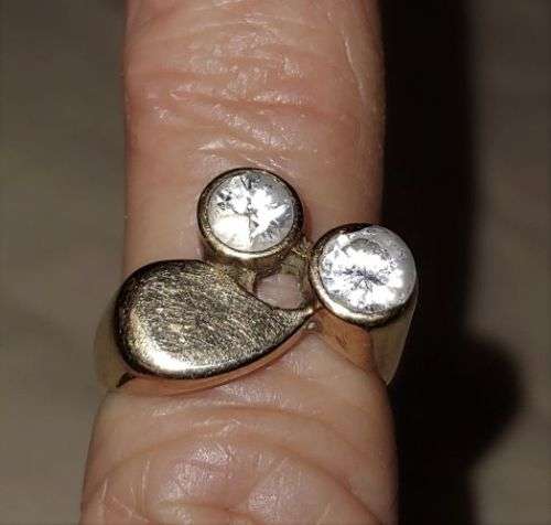 Unique gold ring with zirconias