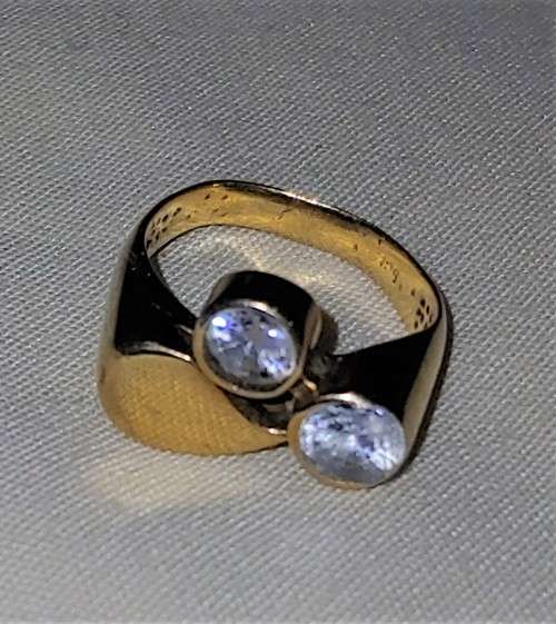 Unique gold ring with zirconias