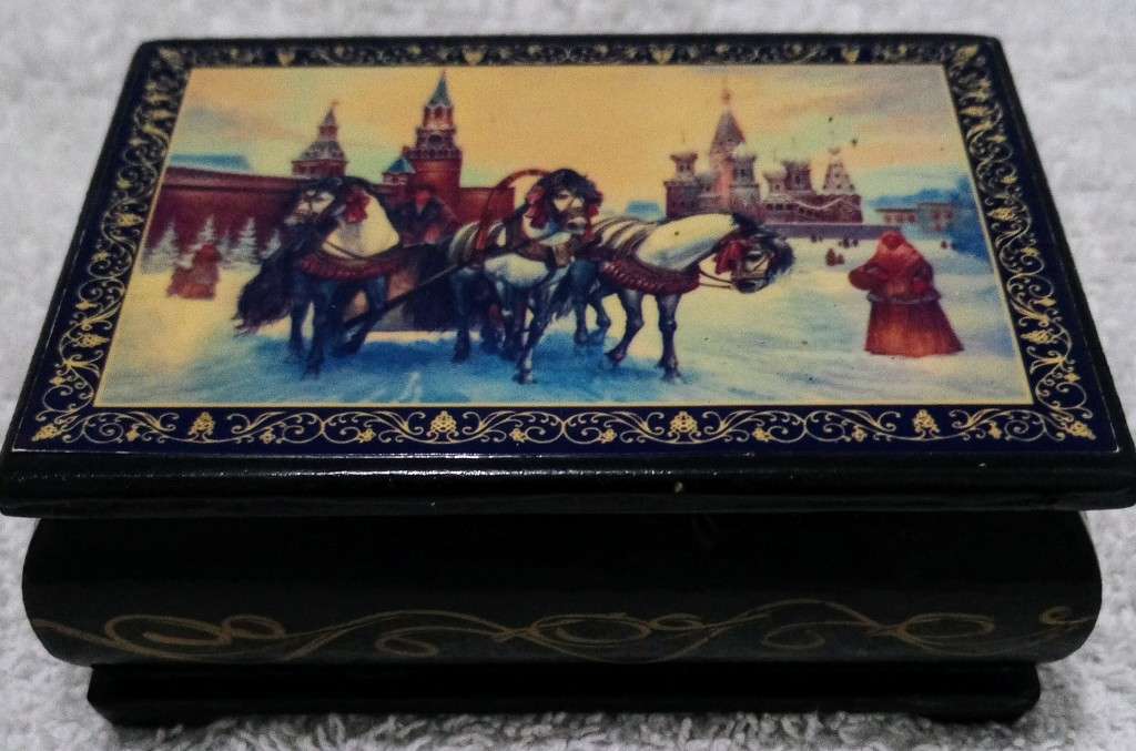 Vintage Collectable Soviet Russian Hand Painted Small Trinket Box 8.5 cm x 6 cm x 3.5 cm