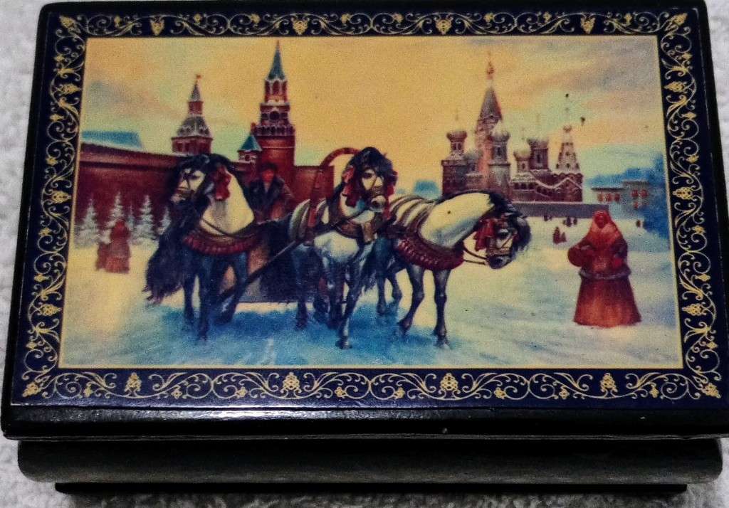 Vintage Collectable Soviet Russian Hand Painted Small Trinket Box 8.5 cm x 6 cm x 3.5 cm