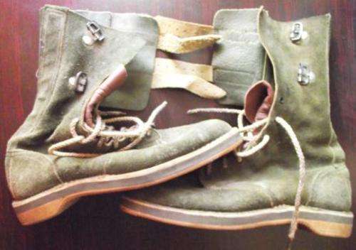 RHODESIAN BUSH WAR PAIR OF VELDSKOEN BOOTS - SIZE 9