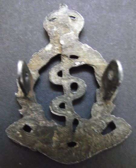 WORLD WAR 2 SAMC SOUTH AFRICAN MEDICAL CORPS CAST IN FIELD CAP BADGE