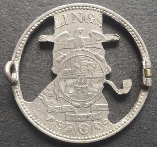 ZAR 2 1/2 HALF SHILLINGS KRUGER TOP HAT AND PIPE P.O.W. TRENCH ART COIN - BROOCH
