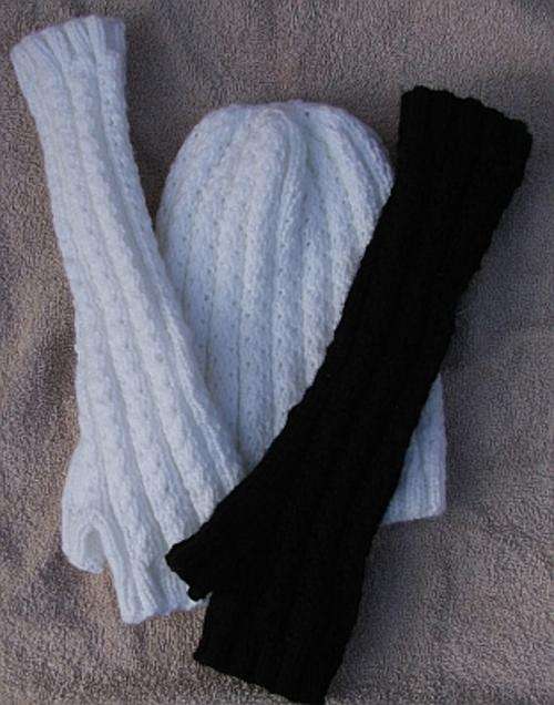 Handknitted beanie & matching gloves