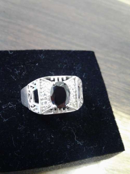 A VINTAGE STERLING SILVER RING WITH ONYX