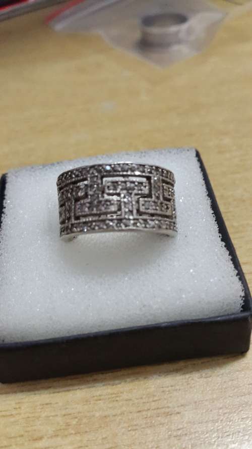 A STUNNING ANTIQUE STERLING SILVER RING WITH NATURAL GEMS. WEIGHT 8.5 GRAMS STERLING