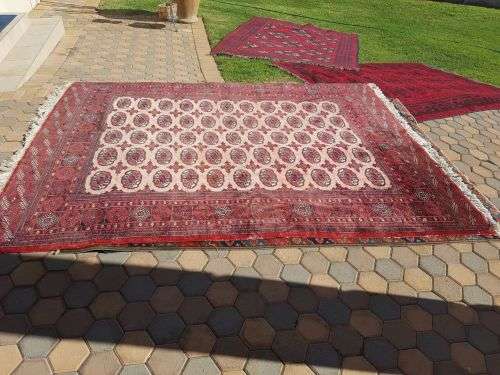 A VERY LARGE  HANDMADE  ANTIQUE PERSIAN CARPET.  SIZE: 3,2 m X 2, 34 m