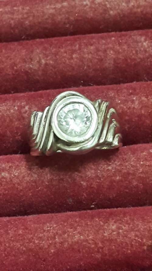 A VINTAGE STERLING SILVER RING SET WITH 2 ct CENTRE GEM. WEIGHT 4.8 GRAMS