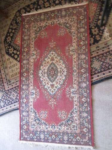 STUNNING VINTAGE ORIENTAL RUG IN EXCELLENT CONDITION.