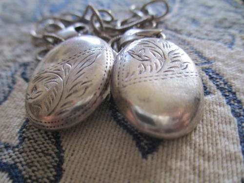 BEAUTIFULLY ENGRAVED ANTIQUE SILVER PICTURE LOCKET PLUS STERLING SILVER CHAIN. 8.2 GRAMS STERLING